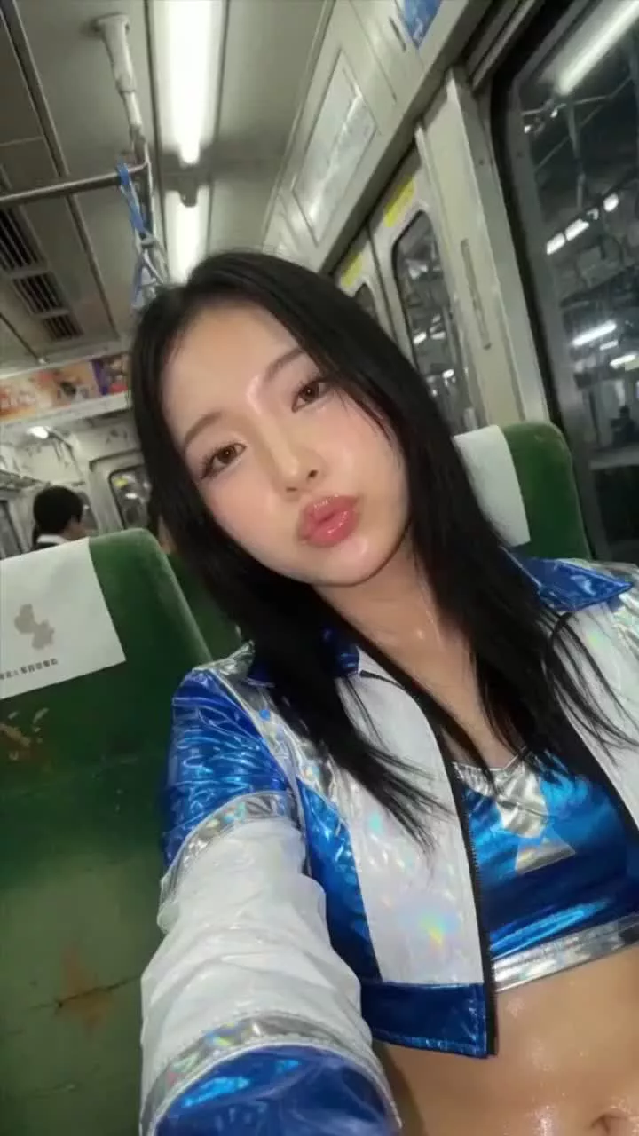 生配信中に女性ファンにキスをされて胸を出されたアイドル